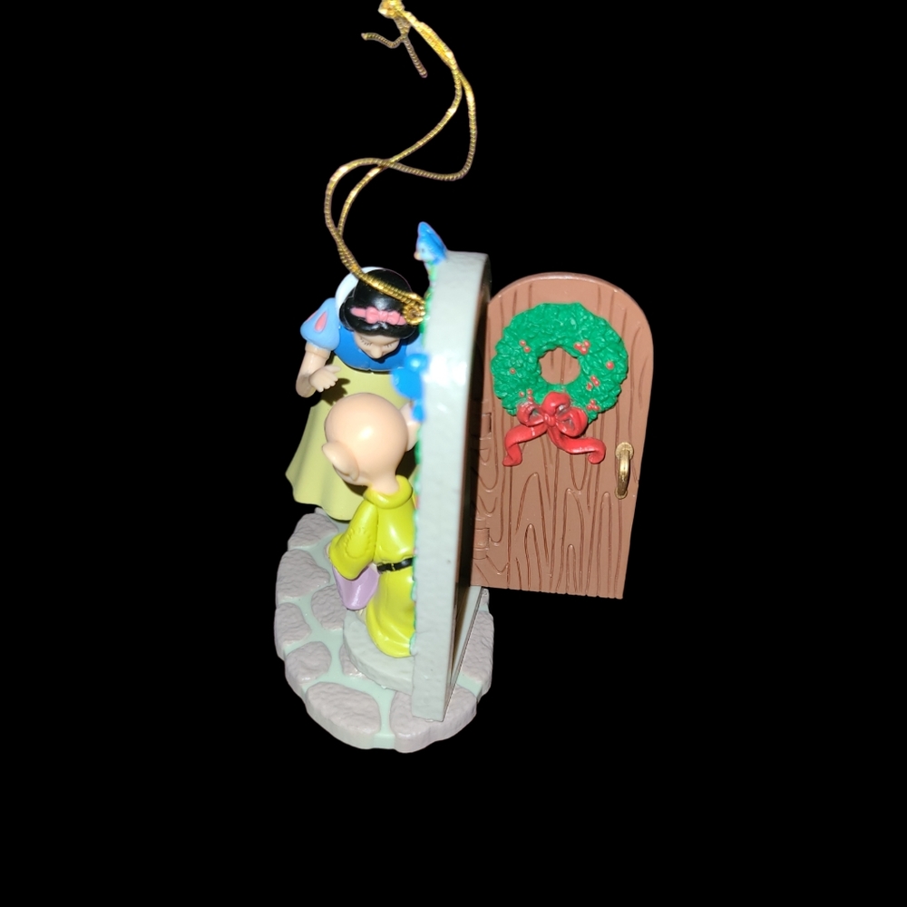 VINTAGE DISNEY PRINCESS SNOW WHITE HOLIDAY ORNAMENT WITH DOPEY AND OPENING DOOR - Picture 12 of 15